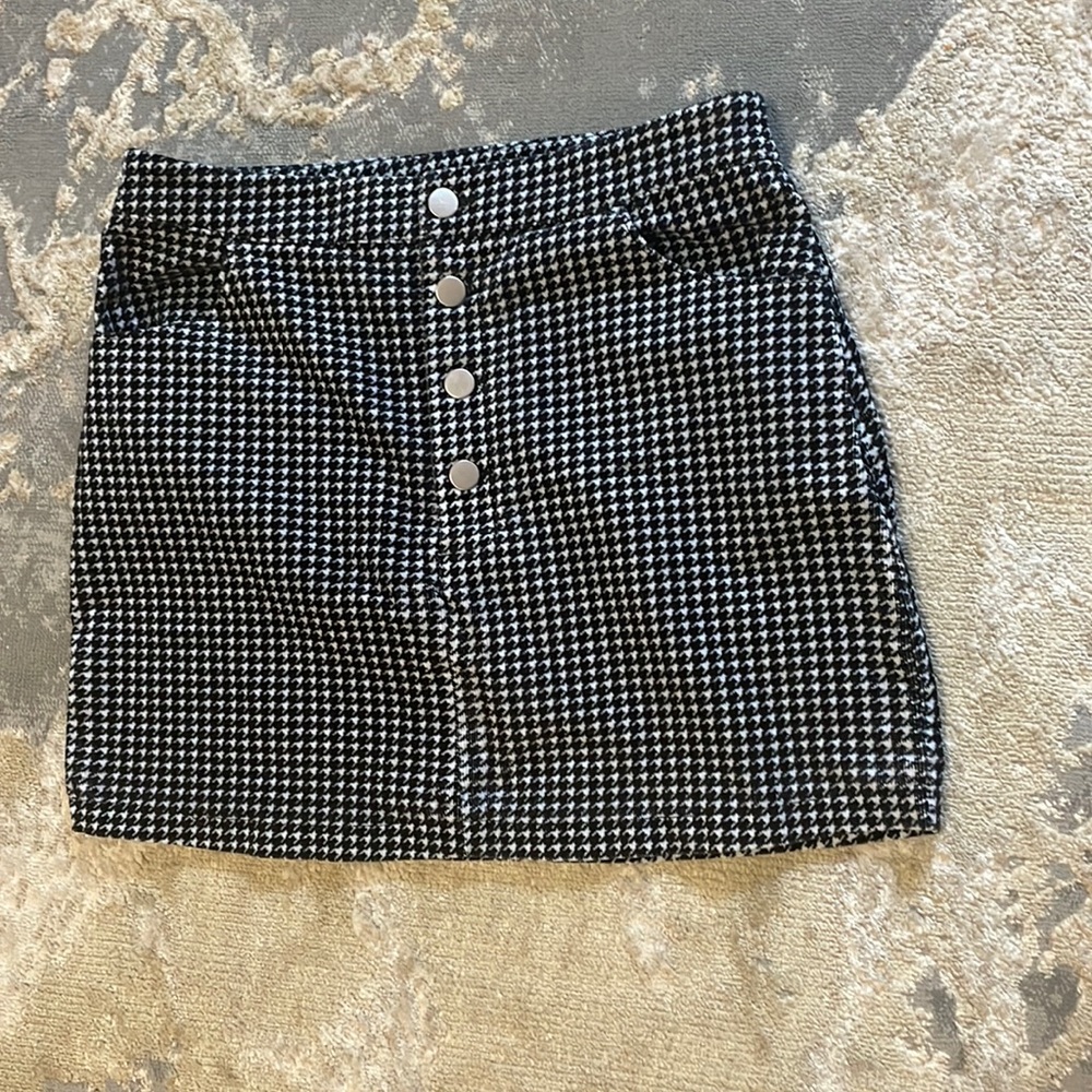 Black and white Forever 21 size L mini skirt
